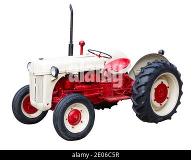 Tracteur antique de couleur rouge et crème découpé avec un arrière-plan blanc Banque D'Images