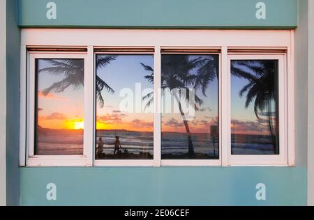 Magnifique lever de soleil sur l'océan sous Windows. Banque D'Images