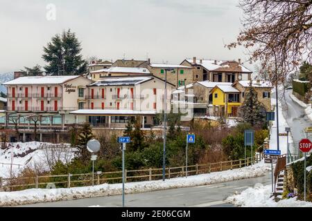 Petit quartier de San Zeno di Montagna vu d'en haut. Il s'élève dans un emplacement panoramique donnant sur la haute côte veronaise de Garda. Banque D'Images