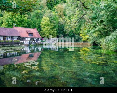 Blaubeuren est une ville d'Alb-Donau, près d'Ulm, dans le Bade-Wurtemberg, en Allemagne, célèbre pour son abbaye et son Blatopf, source karstique de la rivière Blau Banque D'Images