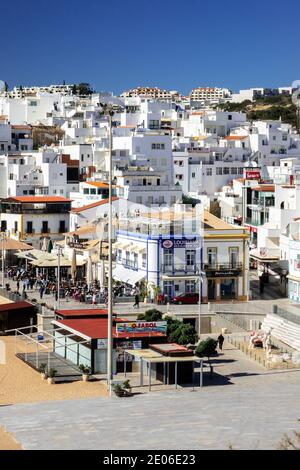 Zone d'observation de la vieille ville d'Albufeira avec vue sur la vieille ville Albufeira et la plage de Fishermans à proximité de l'Escalator Albufiera Algarve Portugal hiver Banque D'Images