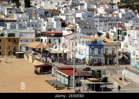 Zone d'observation de la vieille ville d'Albufeira avec vue sur la vieille ville Albufeira et la plage de Fishermans à proximité de l'Escalator Albufiera Algarve Portugal Banque D'Images