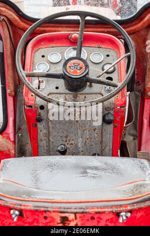 À l'intérieur de la cabine d'un ancien tracteur Massey Ferguson 165 Lors d'un rallye de tracteurs d'époque dans le nord-est de l'Angleterre Banque D'Images