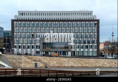 28 décembre 2020, Berlin, la maison de la Conférence de presse fédérale sur Schiffbauerdamm, directement sur la Spree en début d'après-midi d'hiver. Photo prise de Ludwig-Erhard-Ufer de l'autre côté de la Spree. Le bâtiment dispose également de bureaux pour les correspondants. Contrairement à la pratique dans de nombreux autres pays, les "hôtes" des conférences de presse fédérales sont les journalistes eux-mêmes et non le gouvernement, les ministères, les partis, les associations, les communautés idéologiques ou les politiciens individuels. | utilisation dans le monde entier Banque D'Images