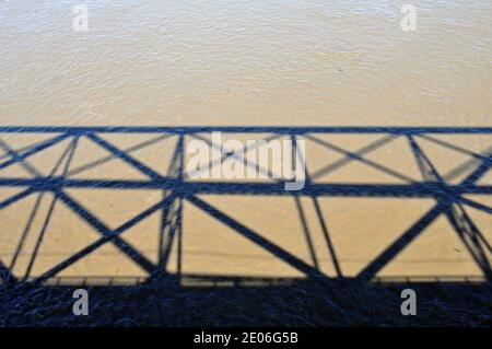 Les ombres du pont historique Chain of Rocks sont projetées sur le Mississippi. Le pont utilisé pour transporter la route 66 entre l'Illinois et le Missouri. Banque D'Images