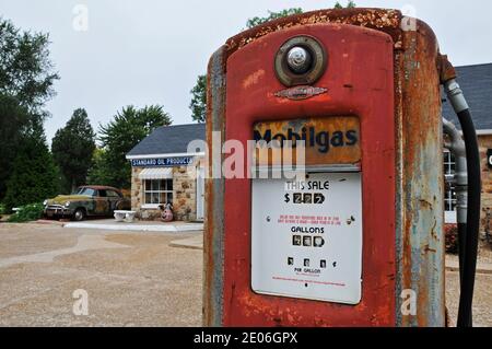 Une pompe à gaz rouillé se trouve près de l'ancienne station-service du Wagon Wheel Motel, un point de repère historique sur la route 66 à Cuba. Banque D'Images