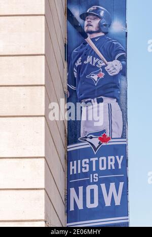 Josh Donaldson, joueur Blue Jays représenté à la bannière qui lit ' l'histoire est maintenant '. Les Blue Jays représentent non seulement Toronto dans la MLB, mais tout le Canada. Banque D'Images