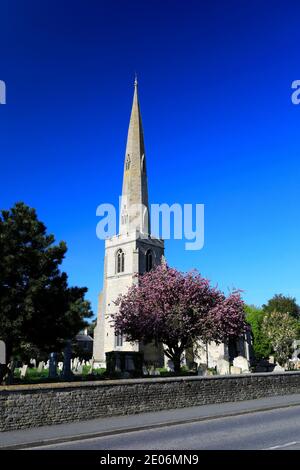 Spring, église St Bénédicts, village de Glinton, Cambridgeshire, Angleterre, Royaume-Uni Banque D'Images