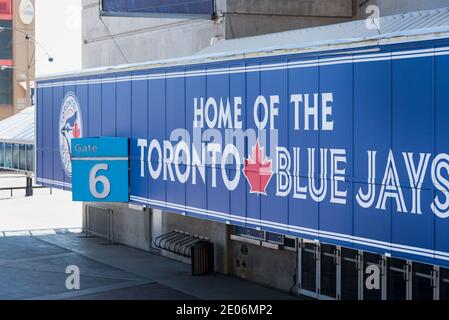 Centre Rogers : l'équipe de baseball des Blue Jays signe au sommet des entrées. Les Blue Jays représentent non seulement Toronto dans la MLB, mais tout le Canada. Banque D'Images