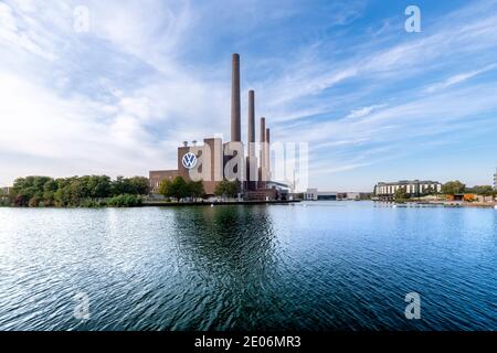 La célèbre centrale électrique Volkswagen pour son immense usine de Wolfsburg sur le Mittellandkanal, kanal. En face se trouve la ville de VW Autostadt. Banque D'Images