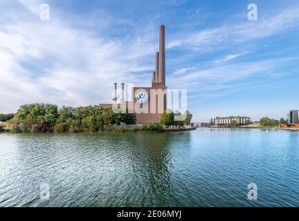 La célèbre centrale électrique Volkswagen pour son immense usine de Wolfsburg sur le Mittellandkanal, kanal. En face se trouve la ville de VW Autostadt. Banque D'Images