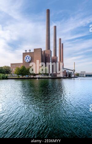 La célèbre centrale électrique Volkswagen pour son immense usine de Wolfsburg sur le Mittellandkanal, kanal. En face se trouve la ville de VW Autostadt. Banque D'Images