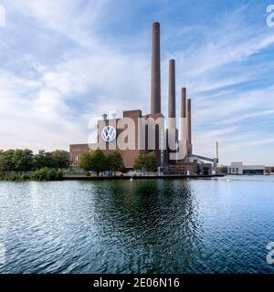 La célèbre centrale électrique Volkswagen pour son immense usine de Wolfsburg sur le Mittellandkanal, kanal. En face se trouve la ville de VW Autostadt. Banque D'Images