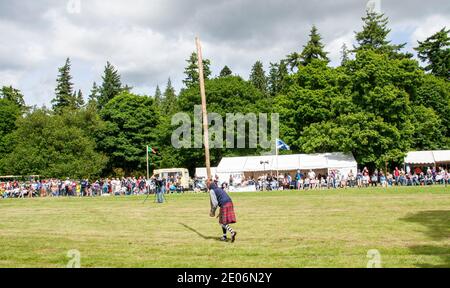 Un concurrent qui se dispute le concours Caber lors de l'événement Scottish Strathmore Highland Games 2008 au château de Glamis, en Écosse, au Royaume-Uni Banque D'Images