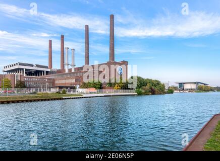 La célèbre centrale électrique Volkswagen pour son immense usine de Wolfsburg sur le Mittellandkanal, kanal. En face se trouve la ville de VW Autostadt. Banque D'Images