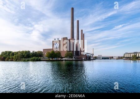 La célèbre centrale électrique Volkswagen pour son immense usine de Wolfsburg sur le Mittellandkanal, kanal. En face se trouve la ville de VW Autostadt. Banque D'Images