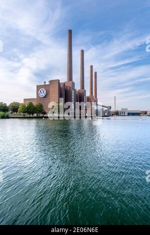 La célèbre centrale électrique Volkswagen pour son immense usine de Wolfsburg sur le Mittellandkanal, kanal. En face se trouve la ville de VW Autostadt. Banque D'Images