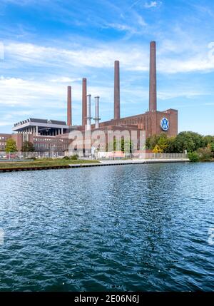 La célèbre centrale électrique Volkswagen pour son immense usine de Wolfsburg sur le Mittellandkanal, kanal. En face se trouve la ville de VW Autostadt. Banque D'Images