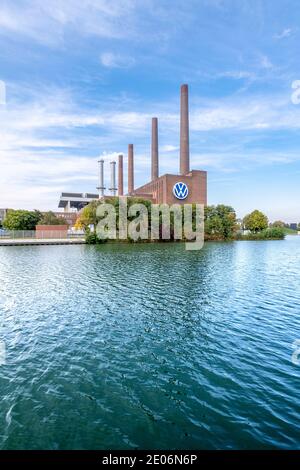 La célèbre centrale électrique Volkswagen pour son immense usine de Wolfsburg sur le Mittellandkanal, kanal. En face se trouve la ville de VW Autostadt. Banque D'Images