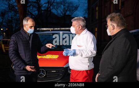 Hanovre, Allemagne. 30 décembre 2020. BELIT Onay (Bündnis 90/Die Grünen, l-r), Lord Mayor of Hannover, Martin Schnell, médecin des pompiers, et Hauke Jagau (SPD), Président de la région de Hanovre, parlent devant le foyer de soins infirmiers de 'Staft zum Heiligen Geist'. L'installation est la première dans la région de Hanovre à recevoir le vaccin Corona. Credit: Moritz Frankenberg/dpa/Alay Live News Banque D'Images