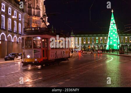 LISBONNE, PORTUGAL - DÉCEMBRE 22 : UNE vue générale des décorations de Noël sur la place d'Above à Lisbonne, le 22 décembre 2020. Lisbonne a la Christma Banque D'Images