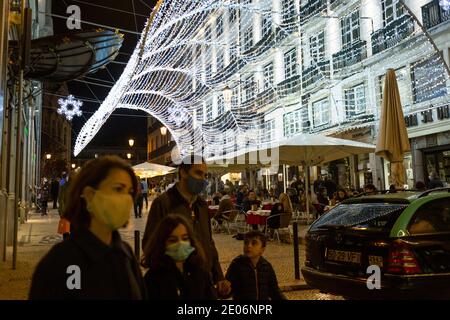 LISBONNE, PORTUGAL - DÉCEMBRE 22 : UNE vue générale des décorations de Noël du centre-ville de Lisbonne, le 22 décembre 2020. Lisbonne a des lumières de Noël. En 2 Banque D'Images