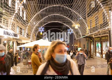 LISBONNE, PORTUGAL - DÉCEMBRE 22 : UNE vue générale des personnes portant des masques faciaux tout en profitant des décorations de Noël du centre de Lisbonne, le 22 décembre 20 Banque D'Images