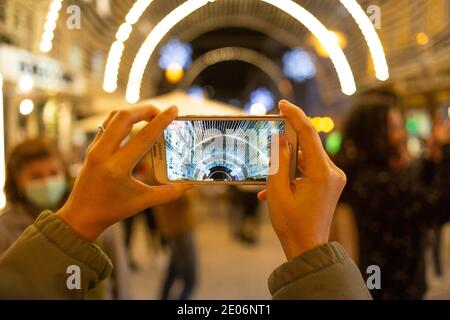 LISBONNE, PORTUGAL - DÉCEMBRE 22 : UNE vue générale des décorations de Noël du centre-ville de Lisbonne à travers un téléphone portable, le 22 décembre 2020. Lisbonne a le CHRI Banque D'Images