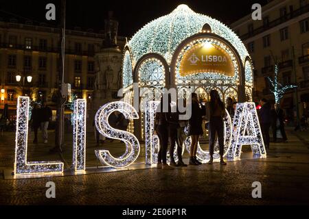 LISBONNE, PORTUGAL - DÉCEMBRE 22 : UNE vue générale des personnes portant des masques faciaux tout en profitant des décorations de Noël du centre de Lisbonne, le 22 décembre 20 Banque D'Images