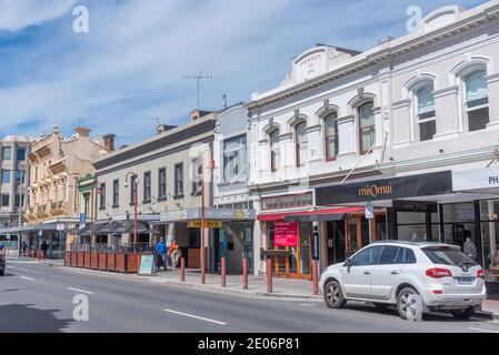 LAUNCESTON, AUSTRALIE, 29 FÉVRIER 2020 : les gens passent par le centre-ville de Launceston, Australie Banque D'Images