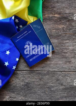 Carte de travail brésilienne sur table en bois avec drapeau brésilien Banque D'Images