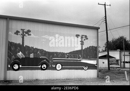 Panneau publicitaire de voiture faisant la publicité d'un cabriolet Volkswagen Beetle 1967 et aussi d'une publicité de cabriolet Chevrolet Bel Air 1957. Abernathy, Texas années 1990 États-Unis 1999 HOMER SYKES Banque D'Images