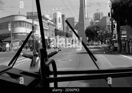 Funérailles en cours homme tenant un panneau Stop Funeral, San Francisco California USA 1999. Années 1990 prises de l'intérieur d'un bus Greyhound. HOMER SYKES Banque D'Images