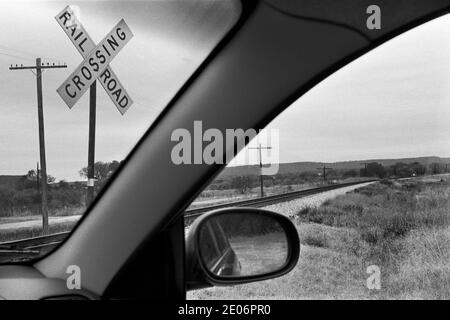 Railroad Crossing, Santo, Texas 1999 années 1990 USA HOMER SYKES Banque D'Images