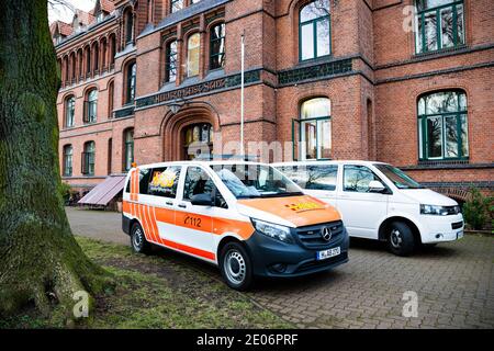 Hanovre, Allemagne. 30 décembre 2020. Des véhicules de l'Arbeiter-Samariter-Bund (ASB) se tiennent devant la maison de retraite 'Staft zum Heiligen Geist'. L'installation est la première dans la région de Hanovre à recevoir le vaccin Corona. Credit: Moritz Frankenberg/dpa/Alay Live News Banque D'Images