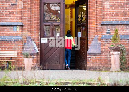 Hanovre, Allemagne. 30 décembre 2020. Un assistant de l'Arbeiter-Samariter-Bund (ASB) entre dans la maison de retraite 'Staft zum Heiligen Geist'. L'installation est la première dans la région de Hanovre à recevoir le vaccin Corona. Credit: Moritz Frankenberg/dpa/Alay Live News Banque D'Images