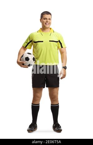 Portrait complet d'un arbitre tenant un ballon de football isolé sur fond blanc Banque D'Images