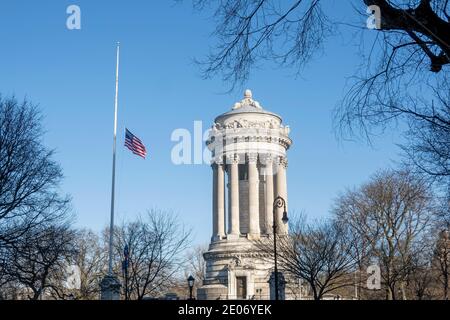 New York, États-Unis, décembre 2020. Mémorial des soldats et des marins avec drapeau à mi-mât sur Riverside Drive, Manhattan. NYC Banque D'Images