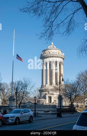 New York, États-Unis, décembre 2020. Mémorial des soldats et des marins avec drapeau à mi-mât sur Riverside Drive, Manhattan. NYC Banque D'Images