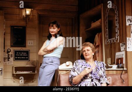 l-r: Janine Duvitski (Annelle), Stephanie Cole (Clairee) en ACIER MAGNOLIAS par Robert Harling au Lyric Theatre, Londres W1 07/03/1989 ensemble design: Eileen DISS costumes: Lindy Hemming éclairage: Mick Hughes directeur: Julia McKenzie Banque D'Images