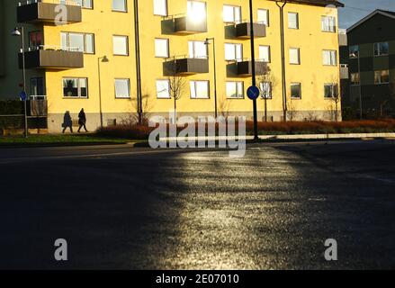 MOTALA, SUÈDE- 16 DÉCEMBRE 2020 : en décembre, il y a eu très peu d'heures de soleil. Après plusieurs semaines de temps gris, la lumière du soleil est apparue mercredi dans plusieurs régions du pays. Photo Jeppe Gustafsson Banque D'Images