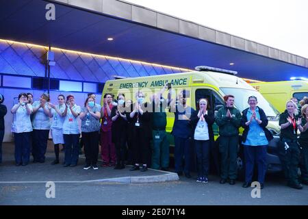 Les travailleurs des services d'urgence de Leicester se réunissent à l'infirmerie royale de Leicester Applaudir le personnel du NHS lors du clap pour les soignants Banque D'Images