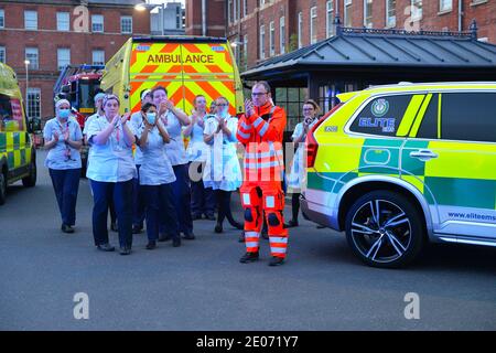 Les travailleurs des services d'urgence de Leicester se réunissent à l'infirmerie royale de Leicester Applaudir le personnel du NHS lors du clap pour les soignants Banque D'Images