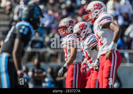 Iowa Colony, Texas, États-Unis. 26 décembre 2020. Le front défensif de Katy s'aligne pendant le Texas University Interscholastic League (UIL) région III classe 6A Division 2 jeu sémifinal entre les Tigers Katy et les requins Alvin Shadow Creek au champ de liberté Alvin ISD à Iowa Colony, Texas. Katy défait Alvin Shadow Creek 49-24. Prentice C. James/CSM/Alamy Live News Banque D'Images