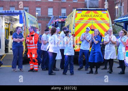 Les travailleurs des services d'urgence de Leicester se réunissent à l'infirmerie royale de Leicester Applaudir le personnel du NHS lors du clap pour les soignants Banque D'Images