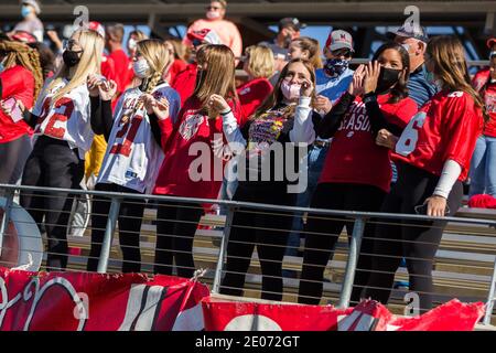 Iowa Colony, Texas, États-Unis. 26 décembre 2020. Les fans de Katy Tigers applaudissent pendant le Texas University Interscholastic League (UIL) région III classe 6A Division 2 jeu sémifinal entre les Tigers Katy et les requins Alvin Shadow Creek au champ de liberté Alvin ISD à Iowa Colony, Texas. Katy défait Alvin Shadow Creek 49-24. Prentice C. James/CSM/Alamy Live News Banque D'Images