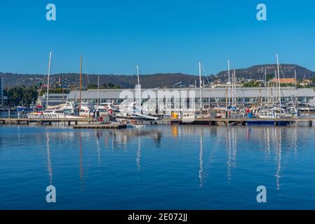HOBART, AUSTRALIE, 22 FÉVRIER 2020 : Marina dans le port de Hobart, Australie Banque D'Images
