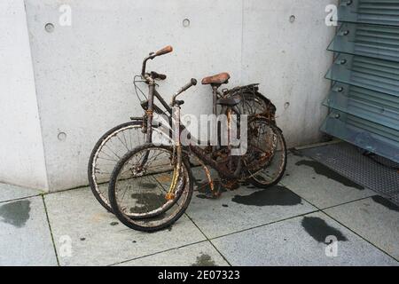 Deux vélos rouillés à côté de la rue Banque D'Images