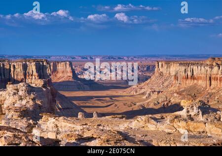 Formations rocheuses dans le Coal Mine Canyon, coucher de soleil, plateau de Moenkopi, bord du désert peint, réserve indienne Navajo, près de Tuba City, Arizona, Etats-Unis Banque D'Images