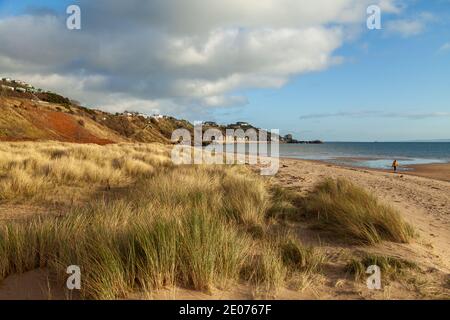 Une personne marchant seule le long de la plage à la baie de pettycur, Kinghorn, Fife, Écosse. Banque D'Images